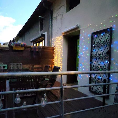 Welcome, Bienvenue, Chez Charly! Nebian Luaran gambar