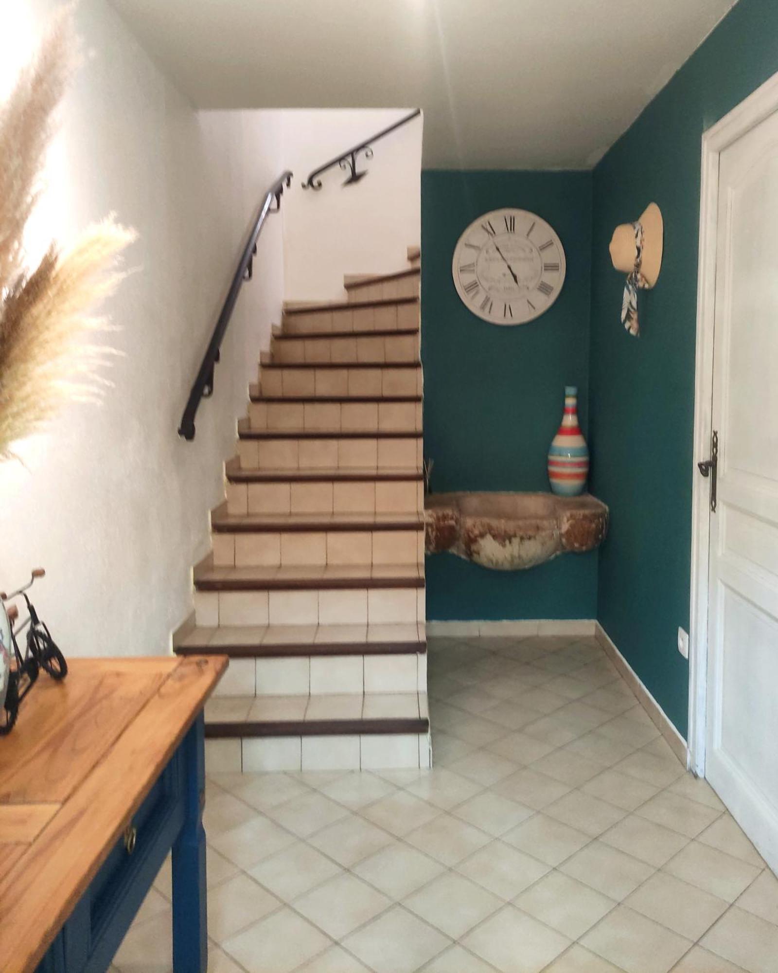 Welcome, Bienvenue, Chez Charly! Nebian Luaran gambar