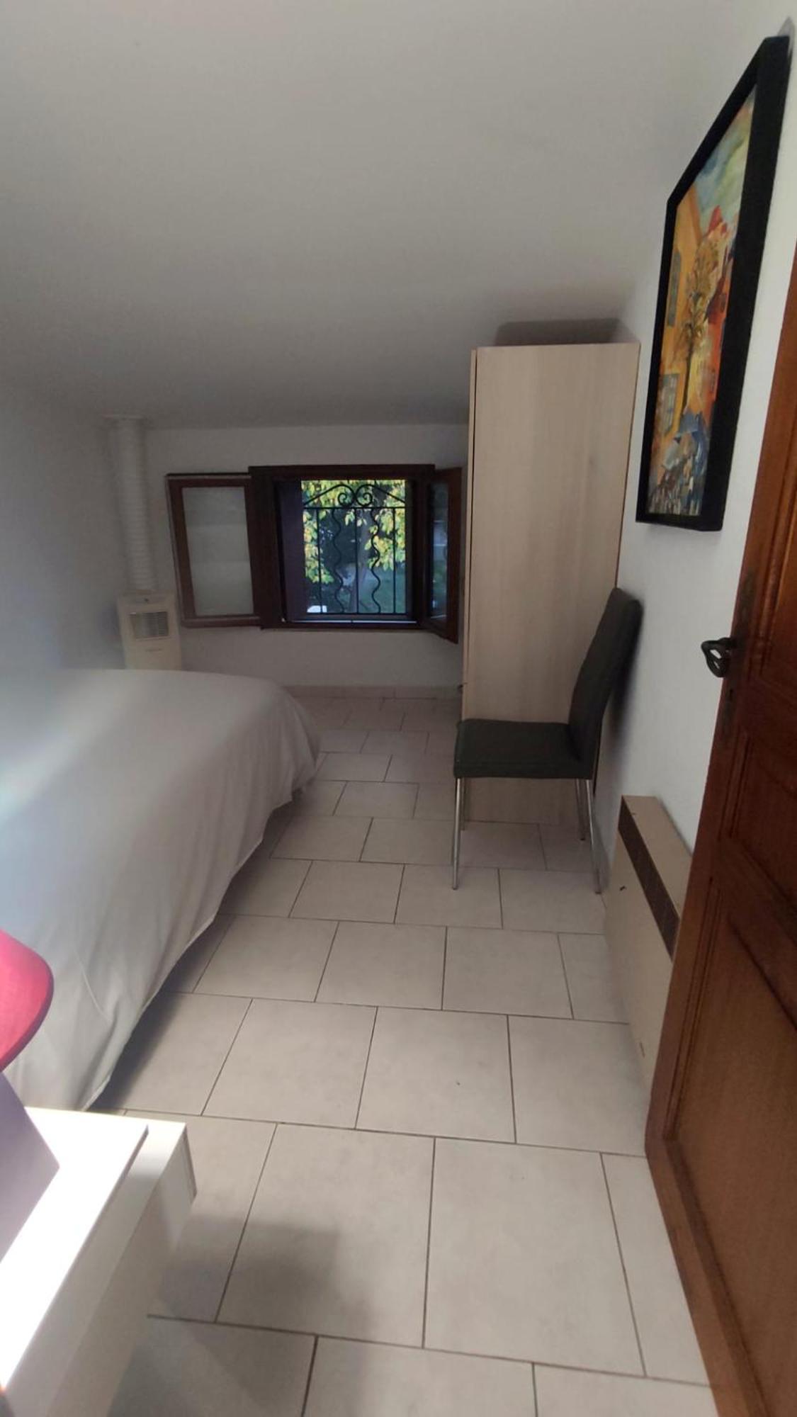 Welcome, Bienvenue, Chez Charly! Nebian Luaran gambar