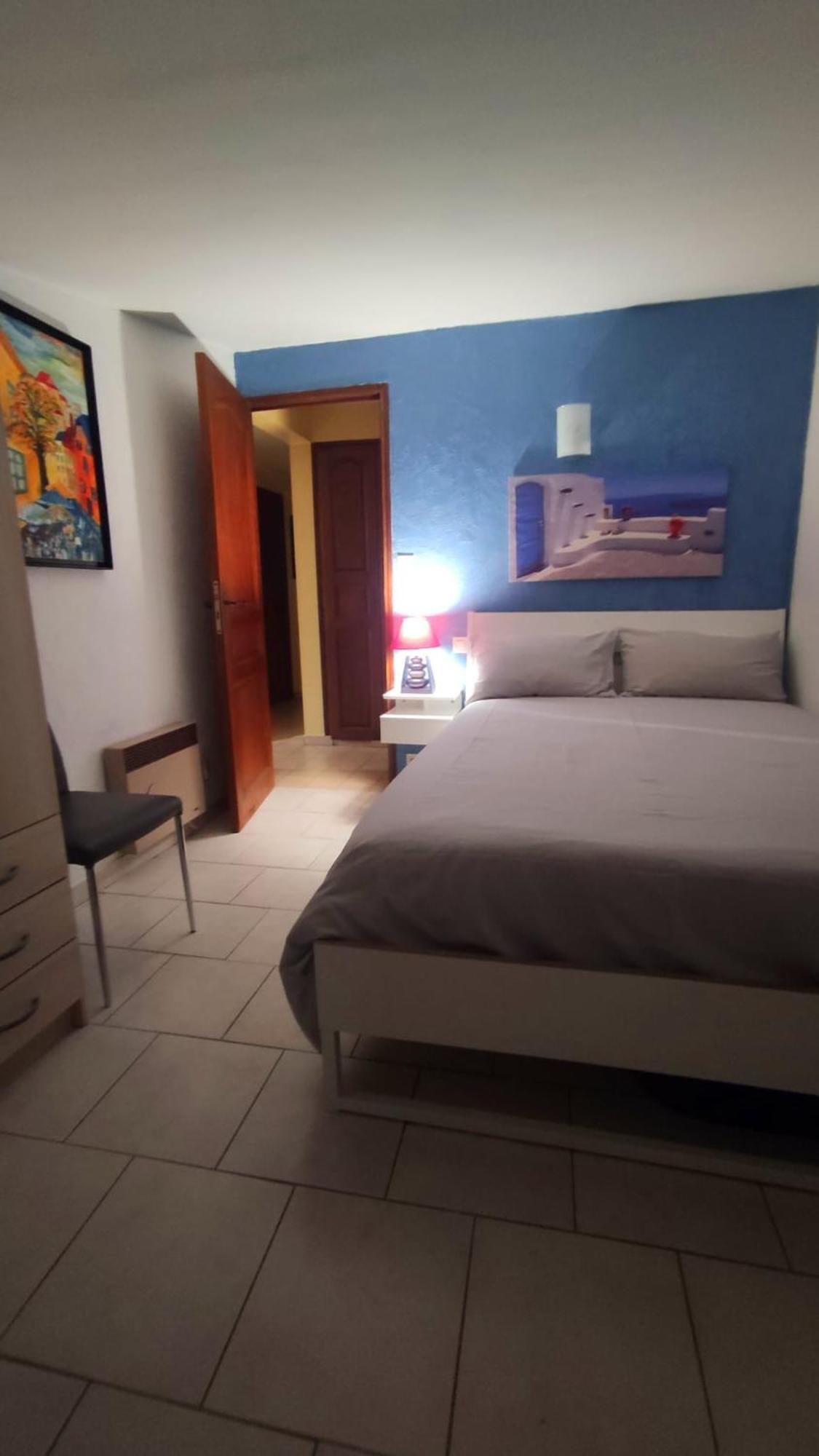 Welcome, Bienvenue, Chez Charly! Nebian Luaran gambar