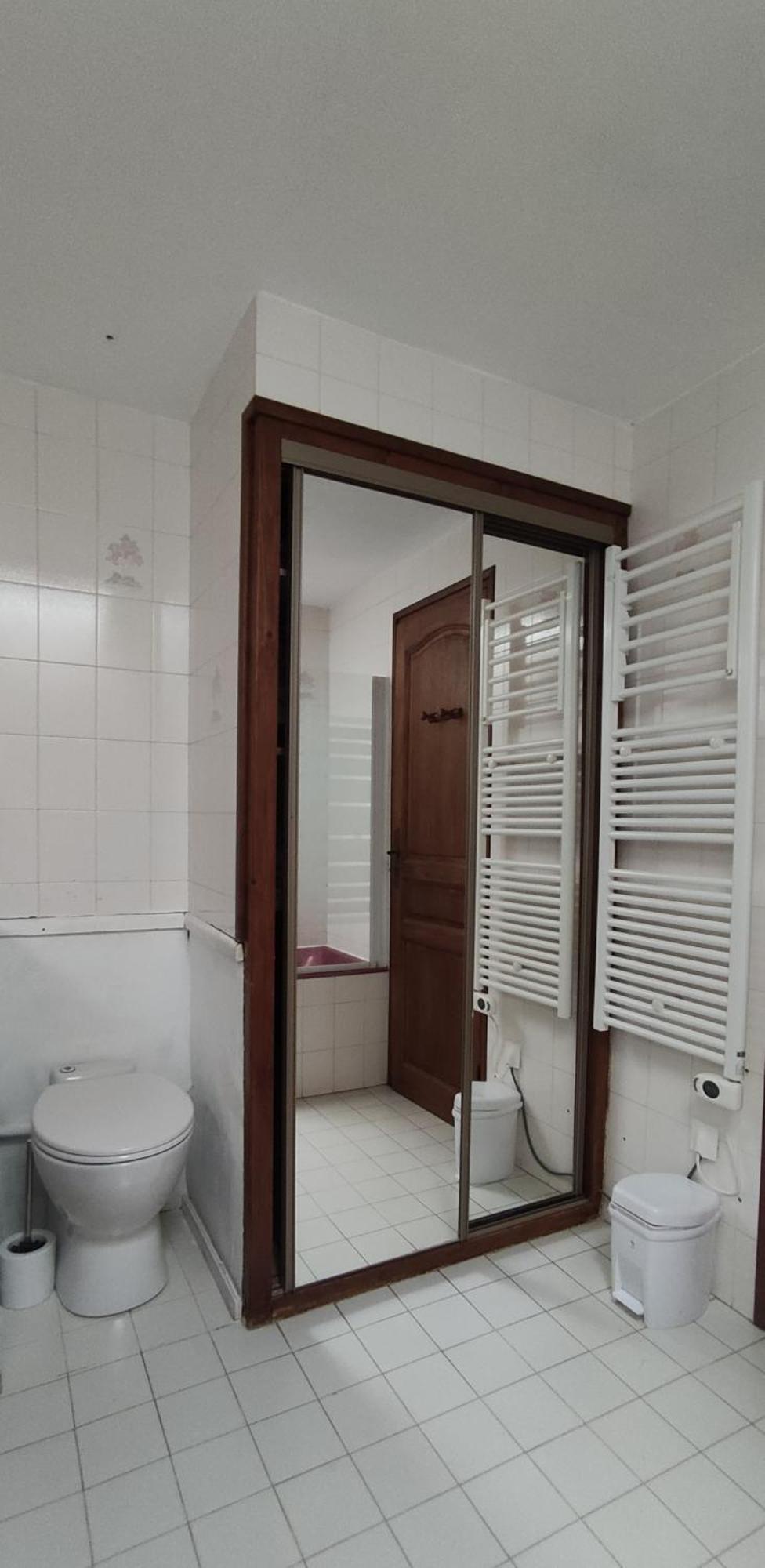 Welcome, Bienvenue, Chez Charly! Nebian Luaran gambar