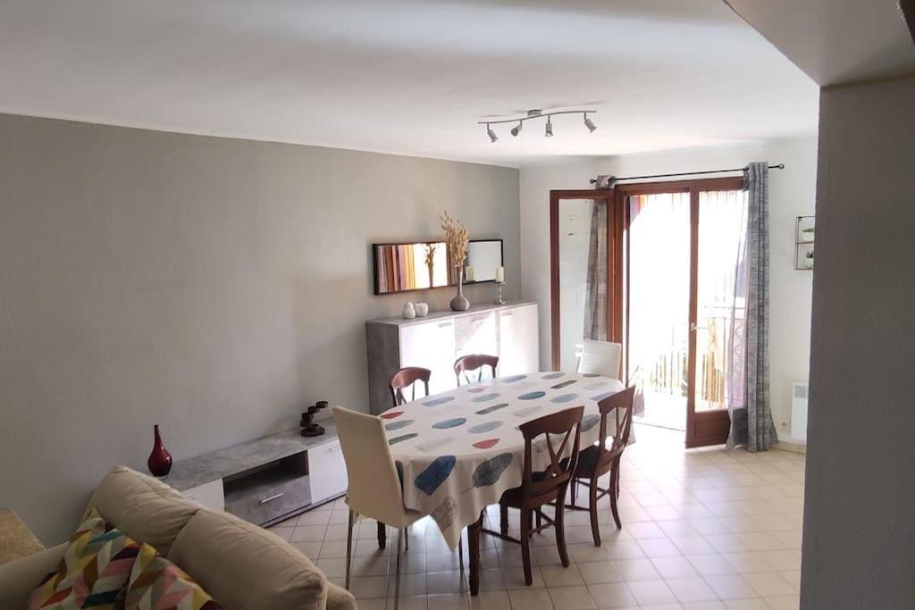 Welcome, Bienvenue, Chez Charly! Nebian Luaran gambar