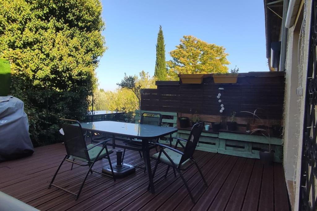 Welcome, Bienvenue, Chez Charly! Nebian Luaran gambar